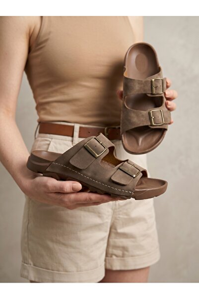 Beyond Unisex Ανοιχτό καφέ παντόφλες με διπλή πόρπη BYNDEGEC01