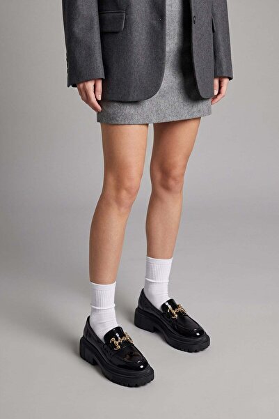 Modezya Bianca Μαύρα λουστρίνια παπούτσια loafer με λεπτομέρεια από αγκράφα κ...