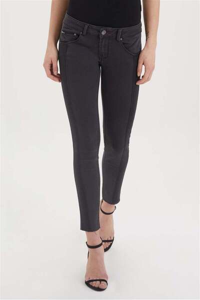 Lee Cooper بنطال جينز ليما بوش أب فيت للنساء Jayce Black 192 LCF121010