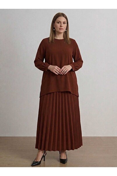 ALİA طقم تونيك وتنورة مطويتين بمقاس كبير - لون بني غامق -