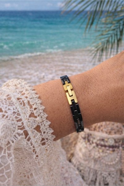 Mope Accessories سوار سيراميك أسود أنيق بتصميم خالد مع تفاصيل ذهبية من الفولا...