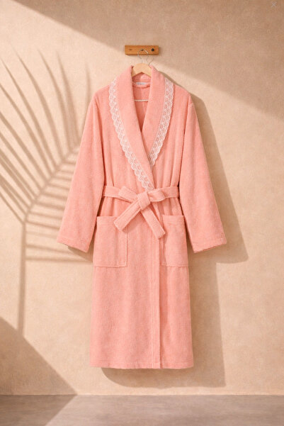 Ellia Soft Γυναικείο μπουρνούζι Clemira με δαντελωτό λαιμόκοψη και λεπτομέρει...