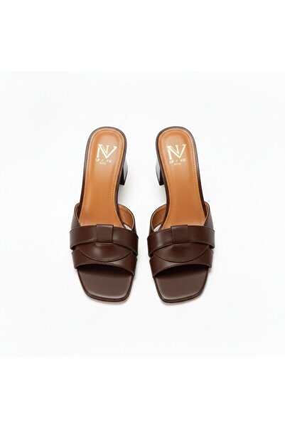 NE&VE SHOES Καφέ δερμάτινες γυναικείες παντόφλες με τακούνι και χιαστί λουράκια