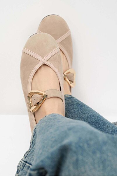 Mio Gusto Γυναικείες μπαλαρίνες Roxy σε μπεζ χρώμα με αγκράφα καρδιάς