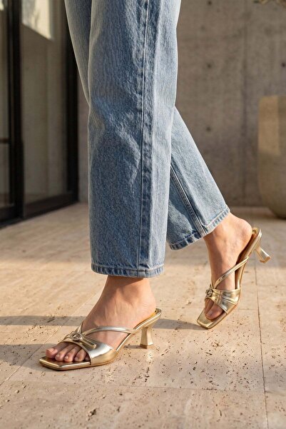 Modezya Γυναικείες παντόφλες με τακούνι Kayra Gold Matte Stone με λεπτομέρεια...