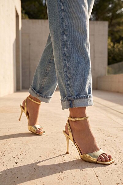 Modezya Γυναικεία παπούτσια με τακούνι Magnolia Gold με μονό λουράκι και τετρ...