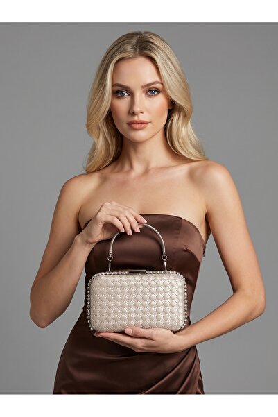 Biçanta Μπεζ χρώμα με ασημί πέτρα και κεντημένο σχέδιο B.O.T.T.E.G.A, χειροπο...