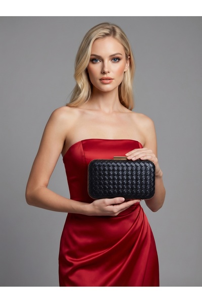 Biçanta Μαύρο χρώμα με χρυσή λεπτομέρεια B.O.T.T.E.G.A με σχέδιο χειροποίητης...