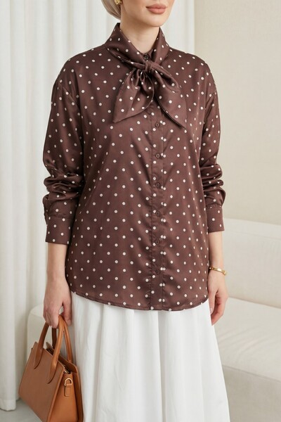 HİJABAYA Πουκάμισο από σατέν πουά με λεπτομέρεια φουλάρι στο γιακά και κουμπι...