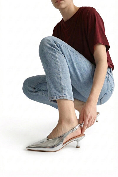 LUVETTO Ασημί μυτερή μύτη, ανοιχτή από πίσω, κλειστή μπροστά, με λεπτό τακούν...