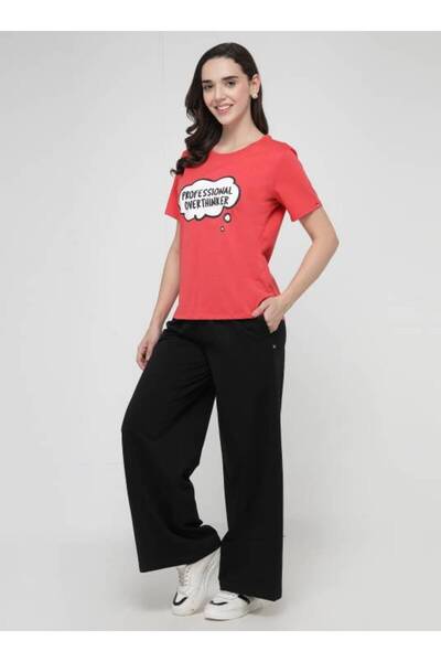 ParisBeauty T-shirt with 'The Professional in Overthinking' print and round neck