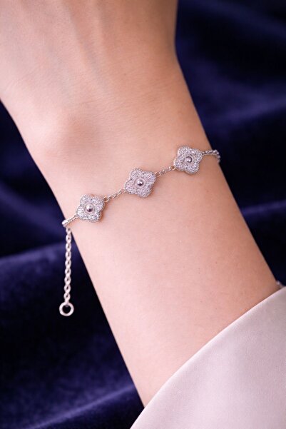 Sylvera Shop Steel Chain Bracelet with Clover Figure (Silver Color)