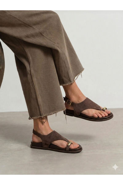 NUVE SHOES Kadın Süet Deri Günlük Parmak Arası Gold Tokalı Sandalet Kahverengi