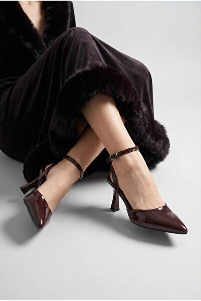 NUG Γυναικεία παπούτσια Alessia Bitter Brown από λουστρίνι με λουράκι στον ασ...