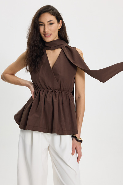 Tudors Γυναικεία μπλούζα κανονικής εφαρμογής με διπλό γιακά, λεπτομέρεια με δ...