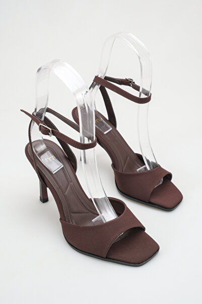 meyra'nın ayakkabıları Γυναικεία παπούτσια με τακούνι σε καφέ σατέν χρώμα με ...