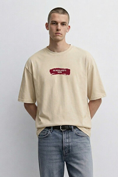 MATERIAL Ανδρικό μπλουζάκι σε μεγάλο μέγεθος με στάμπα κειμένου σε μπεζ χρώμα