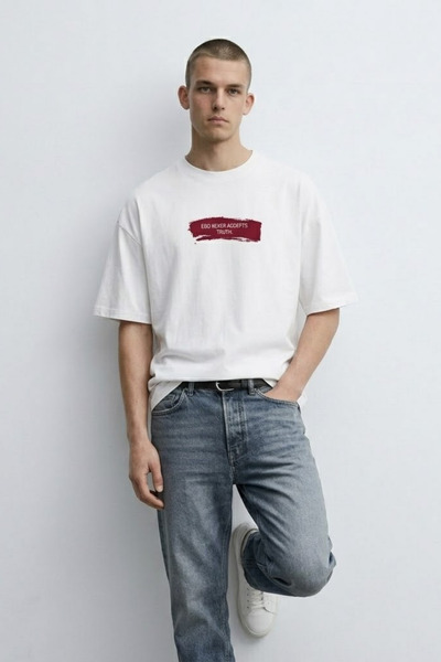 MATERIAL Ανδρικό μπλουζάκι με στάμπα με κείμενο σε μεγάλο μέγεθος, λευκό