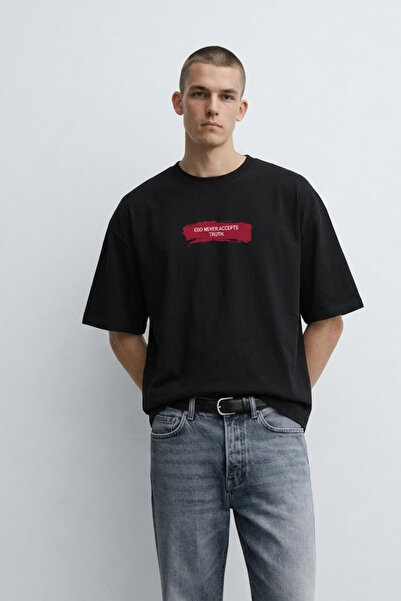 MATERIAL Ανδρικό μπλουζάκι oversize με στάμπα κειμένου σε μαύρο χρώμα