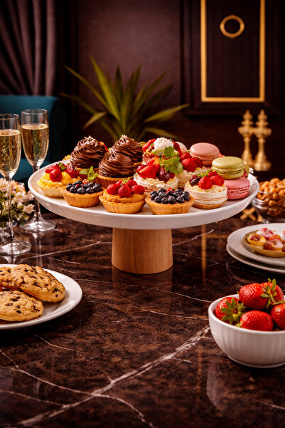 Gülümseten Avm Πορσελάνινη βάση για τούρτες με ξύλινα πόδια – Μοντέρνα πιατέλ...