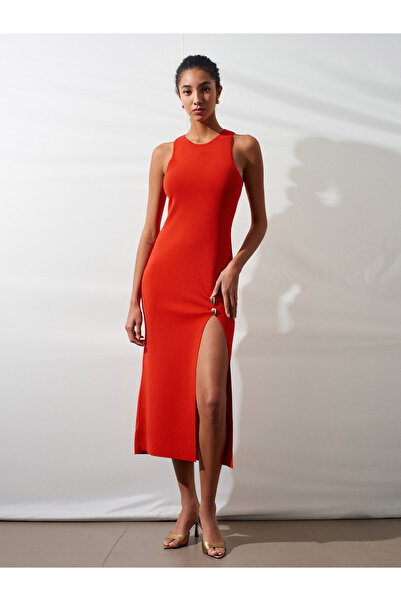 Dilvin 90255 Πλεκτό φόρεμα με σχισμή και λεπτομέρειες σε στυλ αξεσουάρ - Κόκκινο