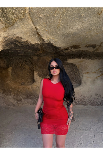 kırmızı butiks Βασικό φόρεμα με κόκκινη δαντέλα στη φούστα