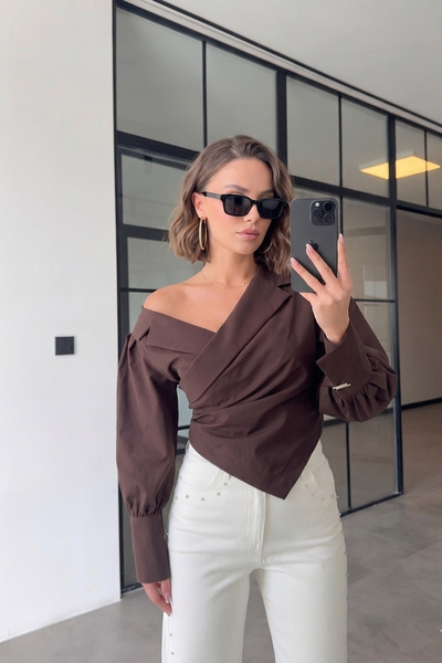 SHILSEE BEUTİQUE ΓΥΝΑΙΚΕΙΟ ΜΠΛΟΥΖΑΚΙ ΜΕ ΑΝΟΙΧΤΟ ΩΜΟ, ΑΣΥΜΜΕΤΡΙΚΗ ΚΟΠΗ, ΜΕ ΔΕΣ...