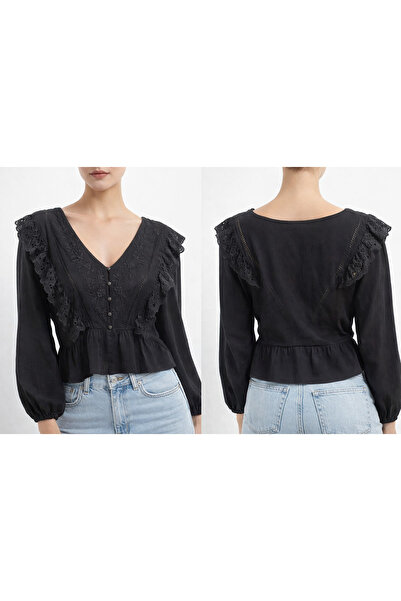 MODA بلوزة سوداء مزينة بالكشكشة وياقة على شكل حرف V