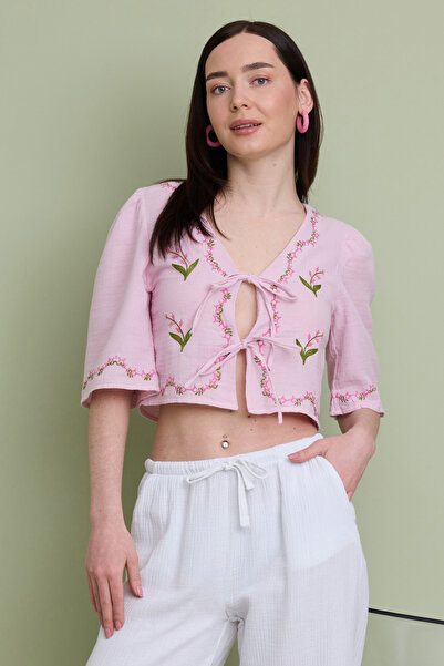 Fulla Moda Μπλούζα από ύφασμα μουσελίνας με κέντημα λουλουδιών και δέσιμο μπρ...