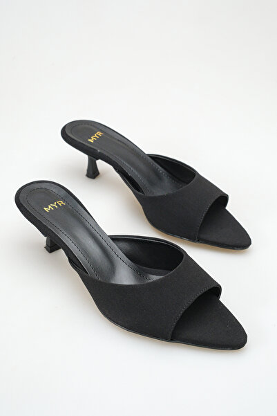 meyra'nın ayakkabıları Γυναικεία πέδιλα με μυτερή μύτη και τακούνι, μαύρο σατέν