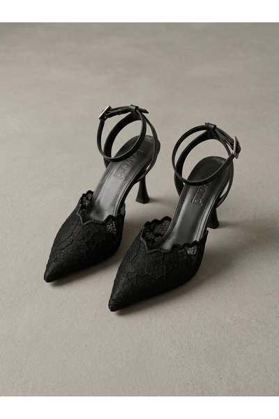 Beyond Γυναικεία βραδινά παπούτσια με λεπτομέρεια από μαύρη δαντέλα και λουρά...