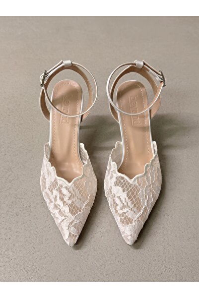 Beyond Γυναικεία βραδινά παπούτσια με λευκή δαντέλα και λεπτομέρεια λουράκι σ...