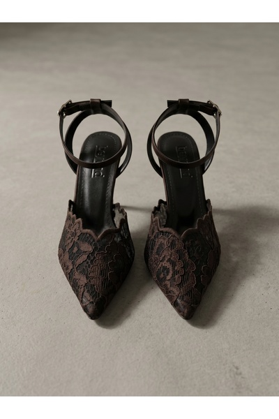 Beyond Γυναικεία βραδινά παπούτσια με λεπτομέρεια από καφέ δαντέλα, λουράκι σ...