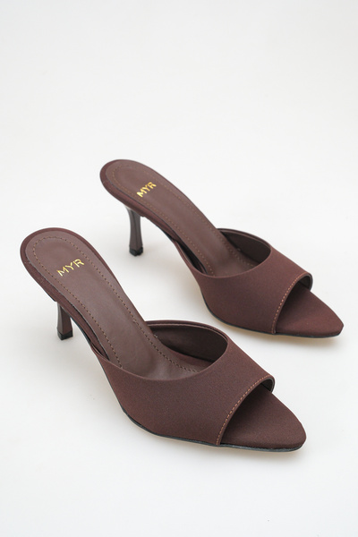 meyra'nın ayakkabıları Γυναικεία πέδιλα με μυτερή μύτη και τακούνι σε καφέ σατέν