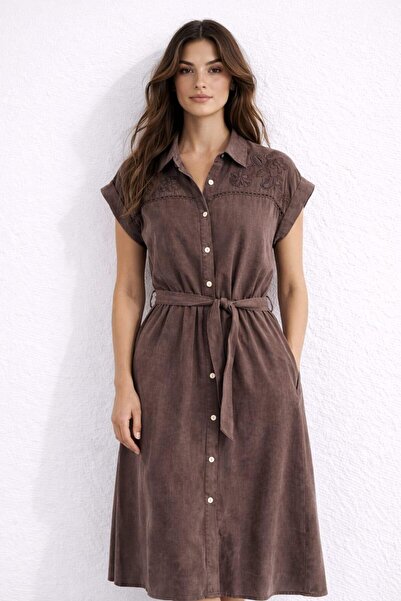 EGZOTİK ASORTİK Φόρεμα με κουμπιά και κεντημένη ζώνη με λουλούδια