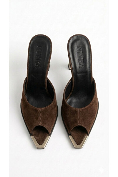 ELEVAM Μοντέρνα κομψότητα: Παντόφλες από καφέ σουέντ με μυτερές μύτες και μετ...