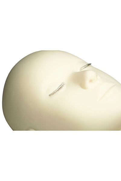 OEM Mannequin practicing applying eyelashes in layers