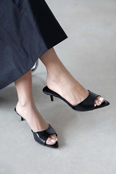 STRASWANS Γυναικεία δερμάτινα πέδιλα Randall με τακούνι σε μαύρο χρώμα