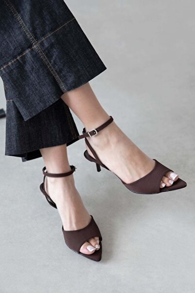 STRASWANS Γυναικεία υφασμάτινα πέδιλα με τακούνι Noah σε καφέ χρώμα