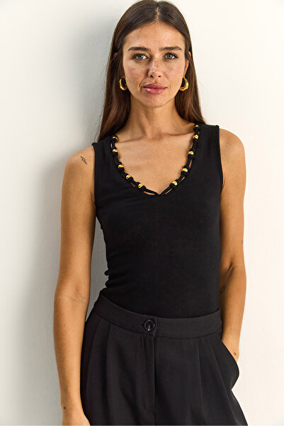 Bianco Lucci Γυναικεία ελαστική μπλούζα με λαιμόκοψη V και αξεσουάρ με χάντρε...