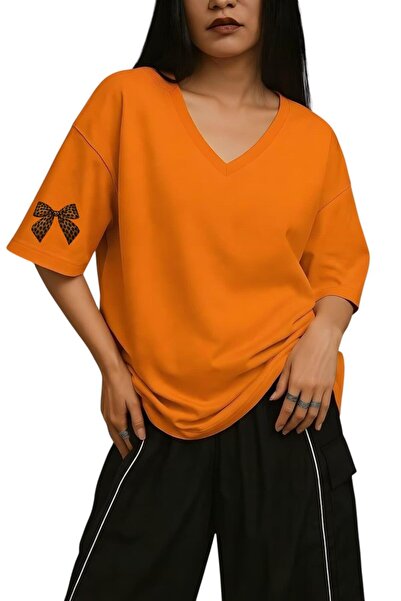 DM DOLCE MORE Μπλουζάκι με στάμπα κορδέλας στο μανίκι, με λαιμόκοψη V, oversi...