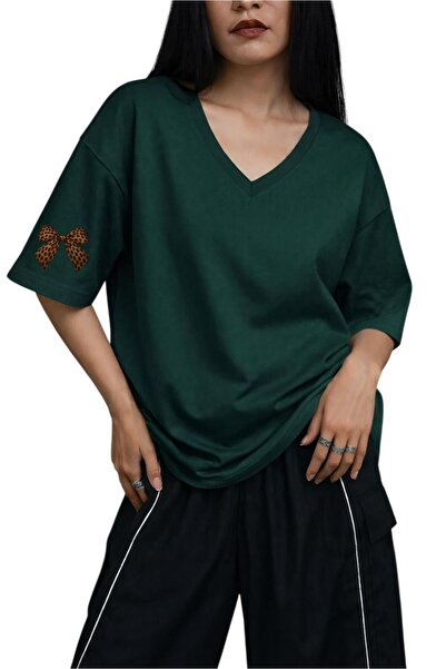 DM DOLCE MORE Μπλουζάκι με στάμπα κορδέλας στο μανίκι, με λαιμόκοψη V, oversi...