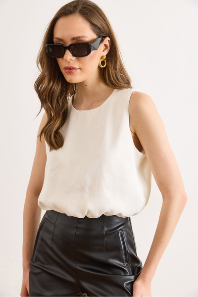 Olalook Γυναικεία ολόσωμη φόρμα εκρού με σατέν υφή και κομψή μπλούζα BLZ-1900...