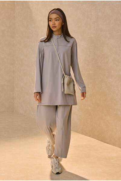 HEQA Costum Roba cu detalii gri deschis