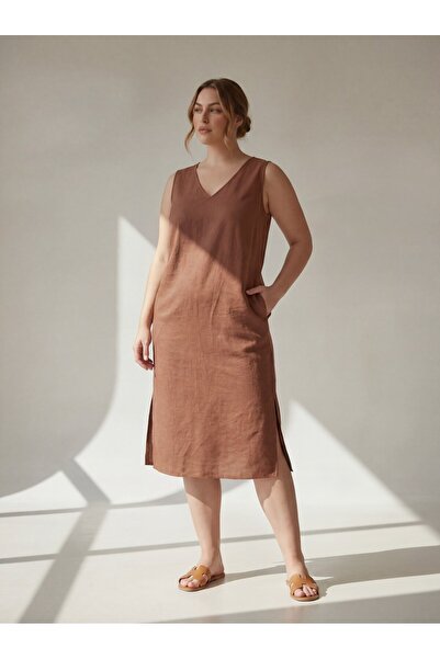 RMG Αμάνικο φόρεμα με λαιμόκοψη V σε μεγάλο μέγεθος casual καφέ