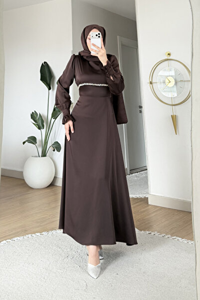 Tesettür Diyarı Βραδινό φόρεμα χιτζάμπ από σατέν με κορδόνια από πέτρες- Καφέ...