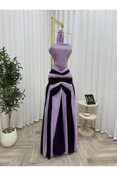 NALA FASHION الفستان في الصورة يتميّز بطابع فاخر وأنيق،