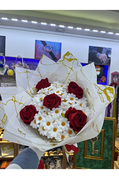 UMAY FLOWERS Gold Desenli Beyaz Buket – Papatya ve Kırmızı Gül Aranjmanı