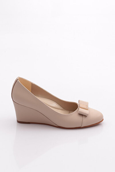 DGN 25323 Γυναικεία παπούτσια με σφήνα με αγκράφα