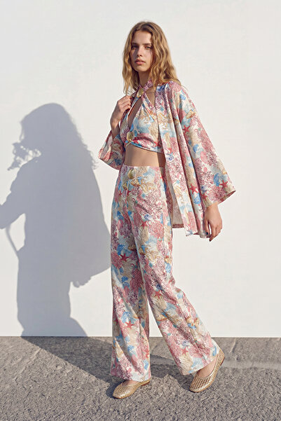 Quzu Κοντό κιμονό με φλοράλ σχέδια σε ροζ απόχρωση